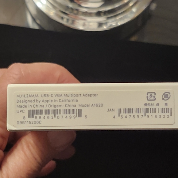 Apple USB-C to VGA Multiport Adapter - Picture 3 of 3